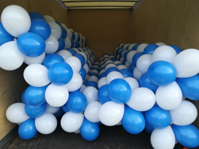 Transporter-Ladefläche mit Luftballons gefüllt